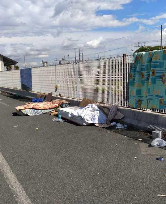 Coperte, materassi e una bambola: le notti senza un tetto alla stazione di Livorno 