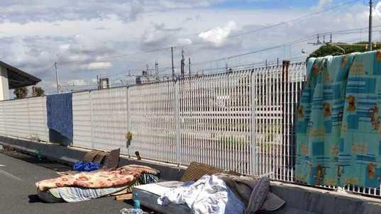 Coperte, materassi e una bambola: le notti senza un tetto alla stazione di Livorno