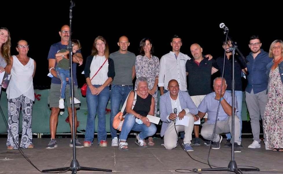 Foto di gruppo alla serata allo Spazio sagre dello stadio di Uliveto per la piccola Camilla