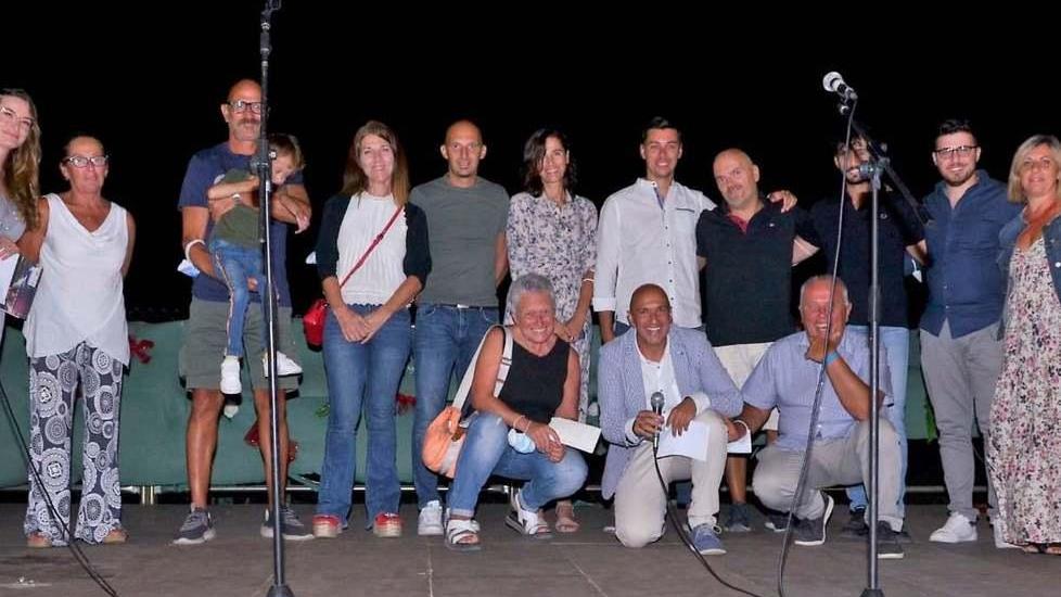 Foto di gruppo alla serata allo Spazio sagre dello stadio di Uliveto per la piccola Camilla