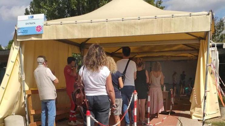 In 70 per vaccinarsi senza appuntamento al centro di Viareggio