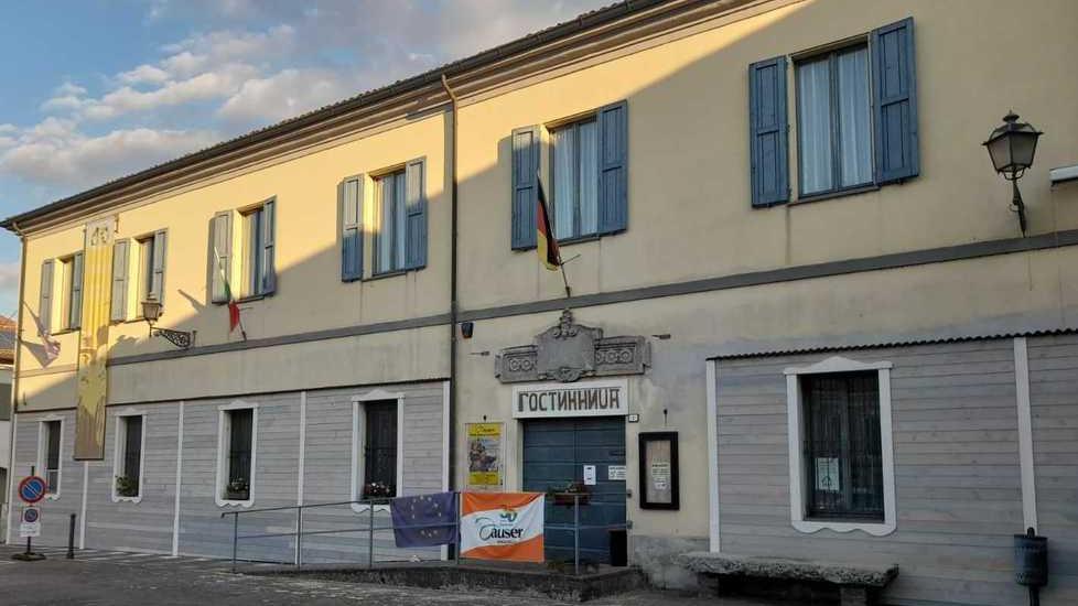 Piazza Mingori a Brescello ieri dopo il nuovo allestimento del set del film “Il compagno Don Camillo” in vista della commemorazione