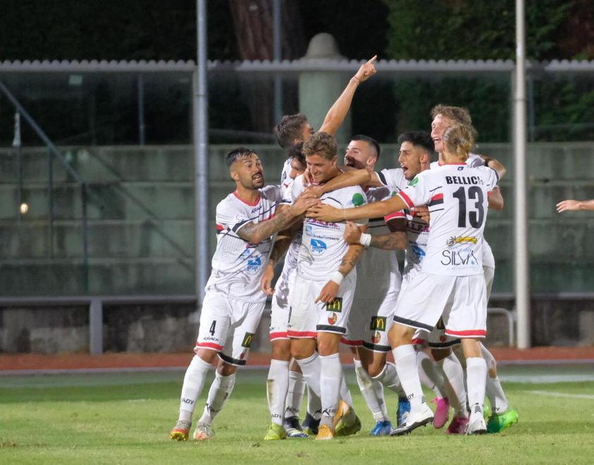Imola porta bene ai colori rossoneri l’eurogol di Semprini lancia la Lucchese 