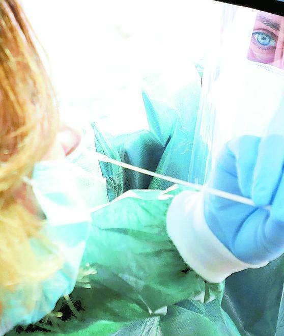 Scopre di essere positivo dopo due tamponi negativi