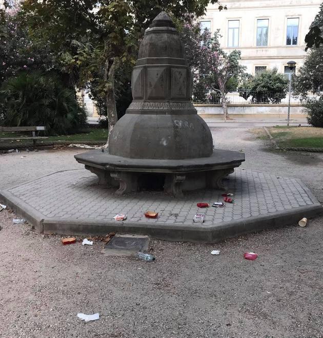Piazza Dante tra cartacce, rifiuti e degrado