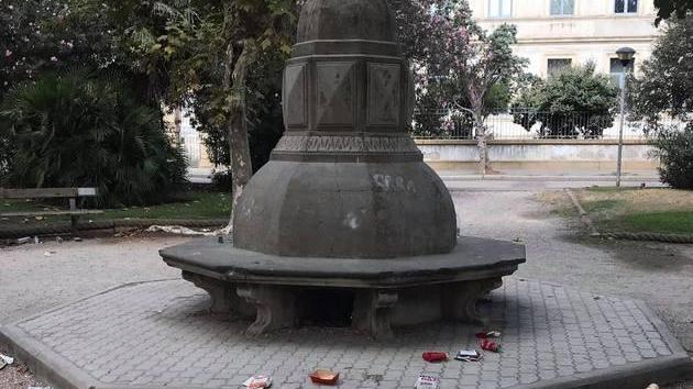 Piazza Dante tra cartacce, rifiuti e degrado