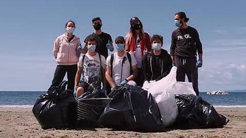 Posidonia rimossa e invece da salvare Break the distance dona un cartello 