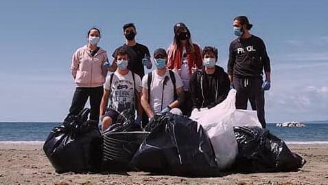 Posidonia rimossa e invece da salvare Break the distance dona un cartello