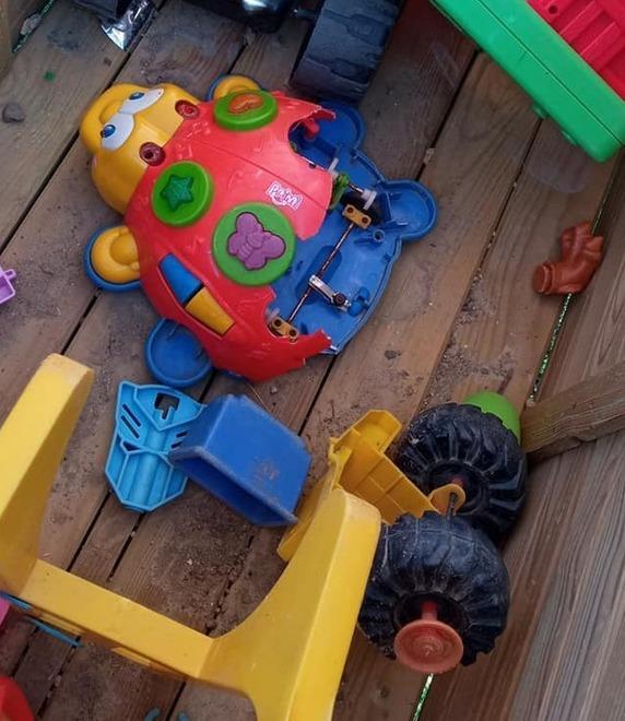 Distrutti dai vandali i giochi per i bambini del parco “Libera tutti”