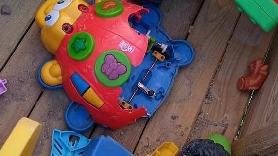 Distrutti dai vandali i giochi per i bambini del parco “Libera tutti”