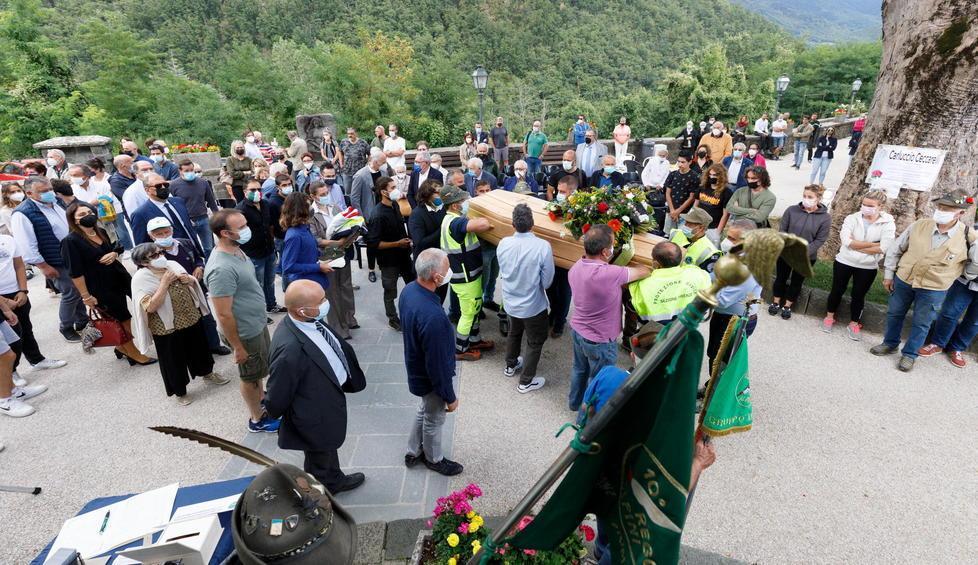 Dal suo albergo alla chiesa del paese in corteo per salutare Carluccio Ceccarelli 