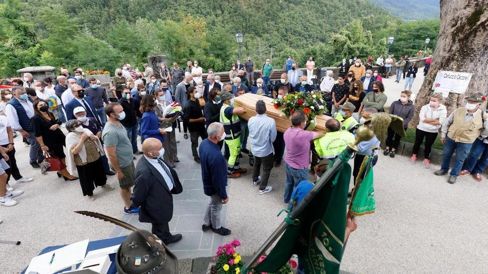 Dal suo albergo alla chiesa del paese in corteo per salutare Carluccio Ceccarelli