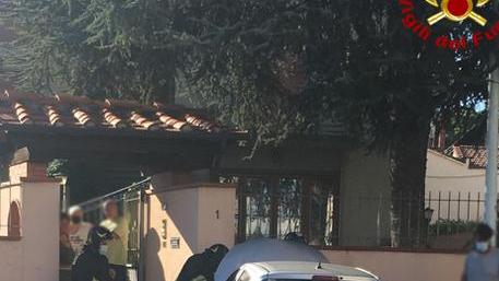 Auto sbanda e distrugge un contatore dell’Enel