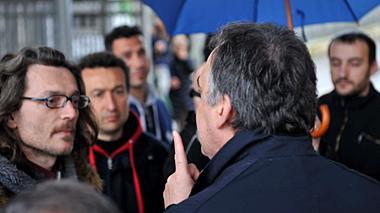 Pirogassificatore, Rossi contestato a Pontedera «Governatore, per chi lavora?». «Io la denuncio»