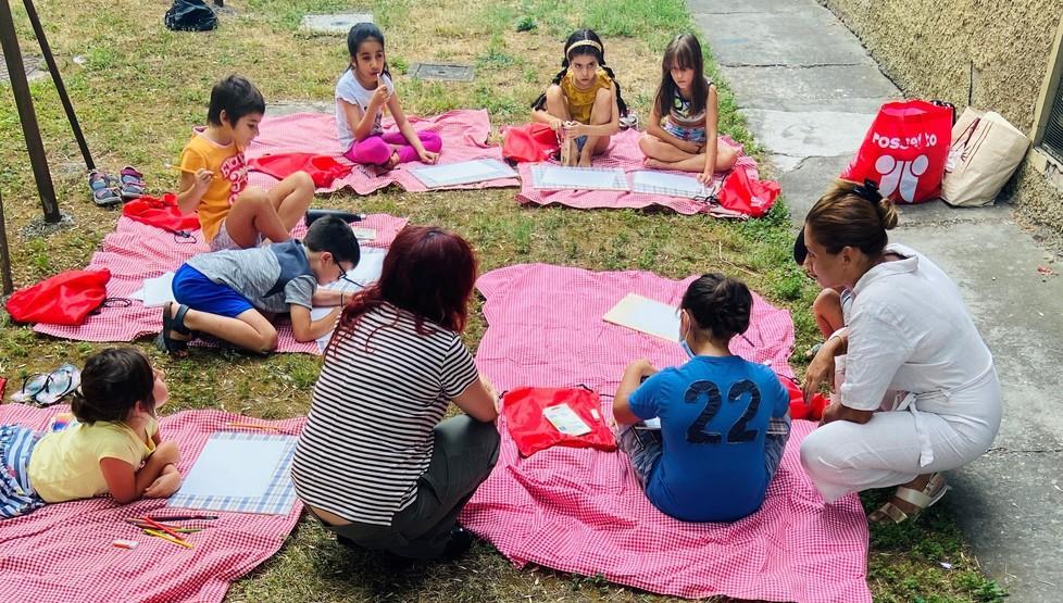 Musica e pastelli tra gli alberi ma anche danza di strada e folk 