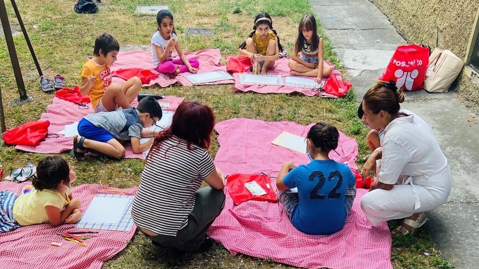 Musica e pastelli tra gli alberi ma anche danza di strada e folk