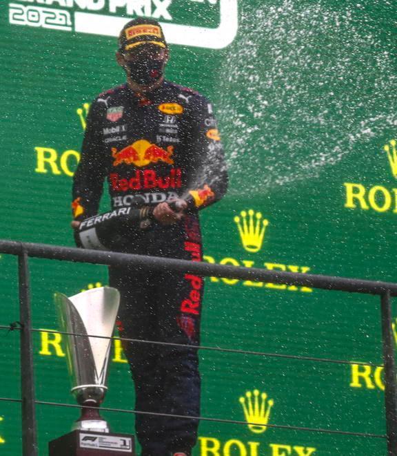 A Spa decide la pioggia, ma è una farsa Verstappen vince con un filo di gas 