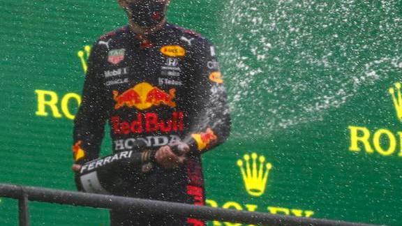 A Spa decide la pioggia, ma è una farsa Verstappen vince con un filo di gas
