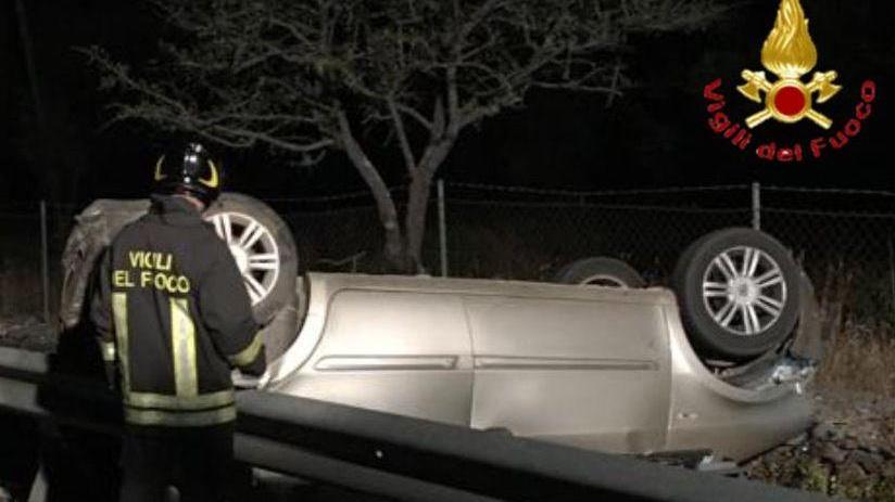 Auto ribaltata sulla Statale 125 conducente finisce in ospedale