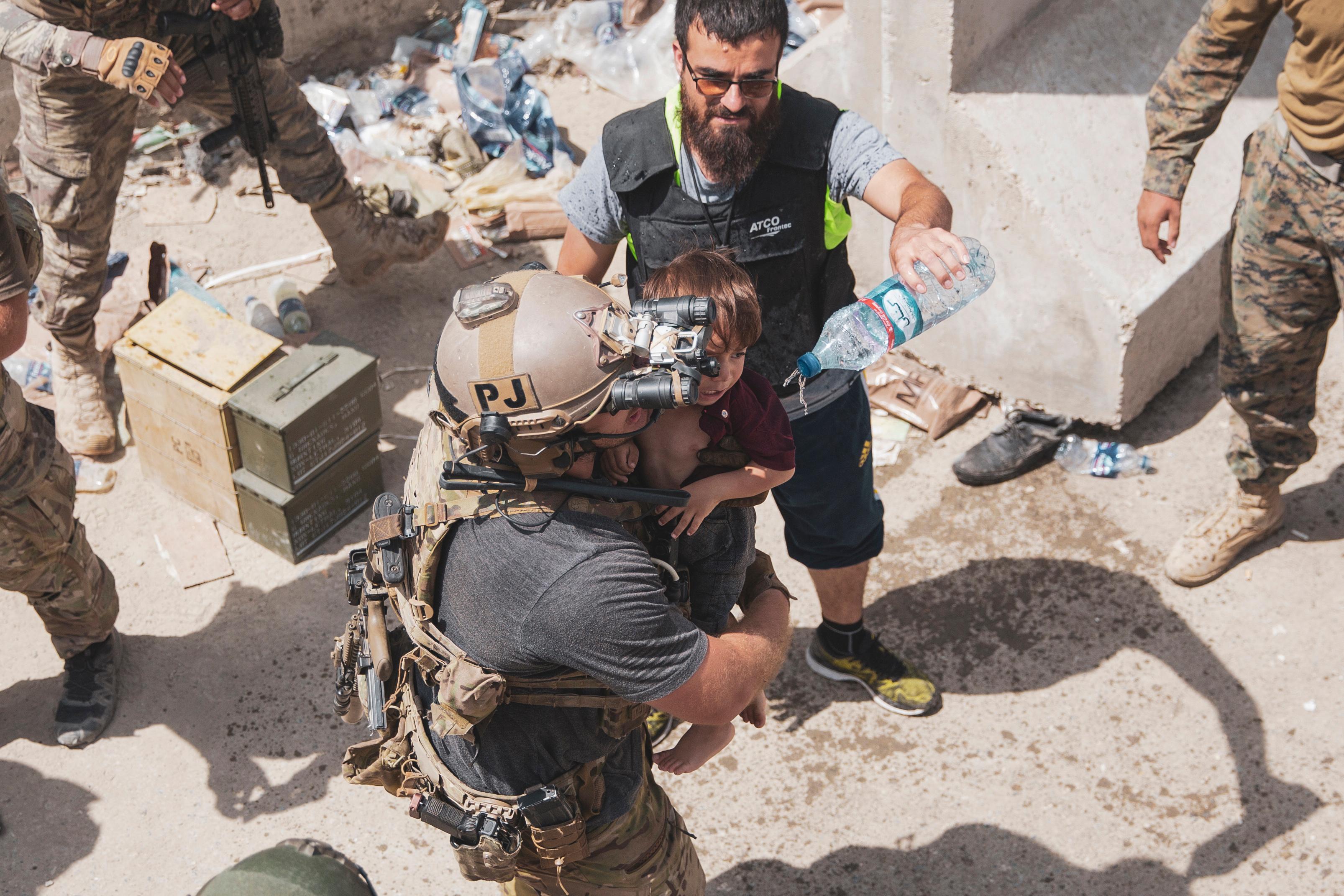 Un bambino afghano soccorso da un soldato