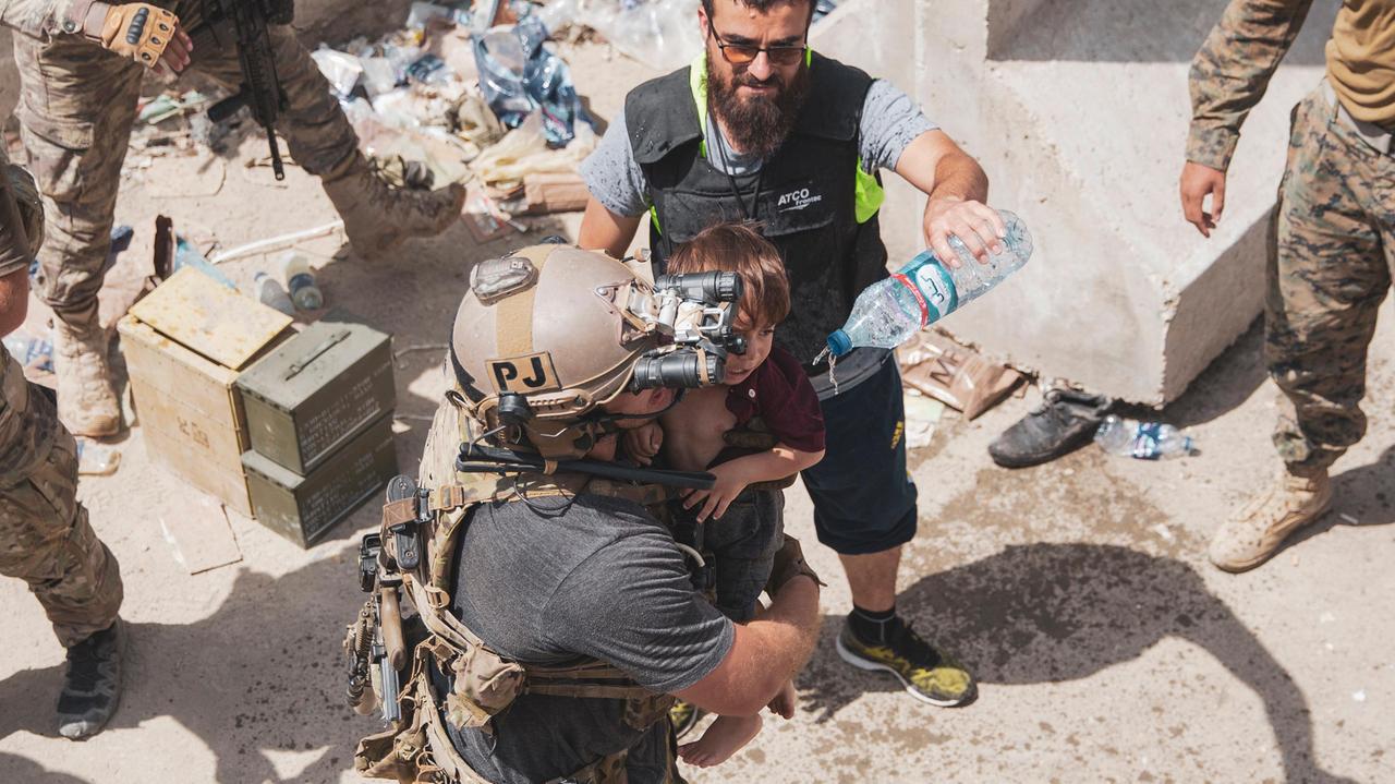 Un bambino afghano soccorso da un soldato