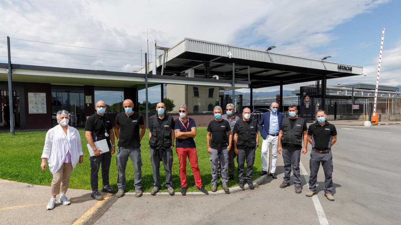 In segno di protesta durante il primo giorno di mensa all’esterno per i lavoratori senza Green pass i sindacati hanno convocato una conferenza stampa davanti all’Hitachi (foto Nucci)
