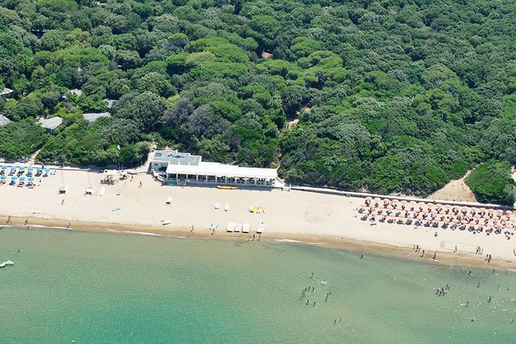 La spiaggia davanti alla Residenza Cavalleggeri a San Vincenzo