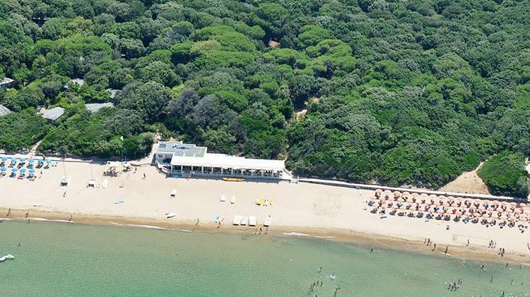 La spiaggia davanti alla Residenza Cavalleggeri a San Vincenzo