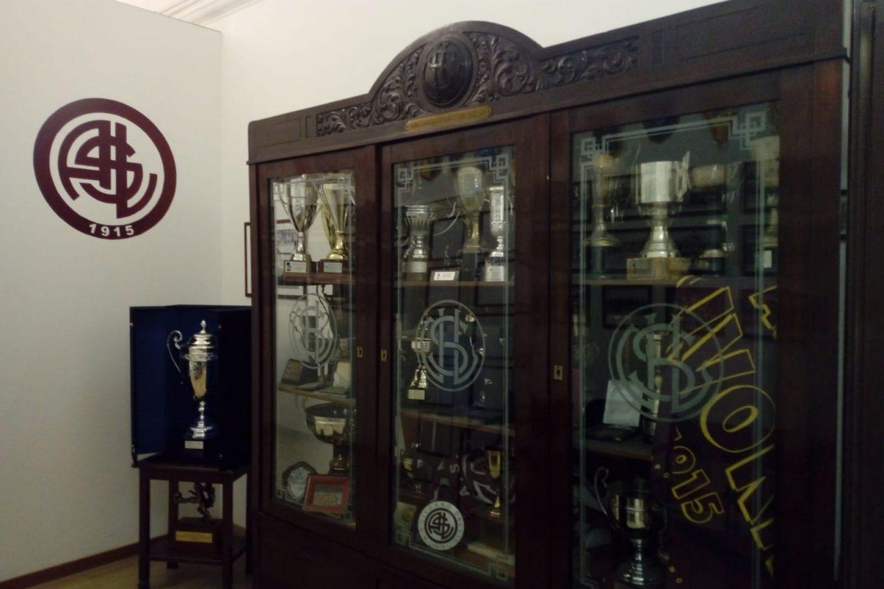 ) L’armadio a vetrina di via Indipendenza dove sono custodite le Coppe, i trofei e le targhe più importanti della storia del Livorno: nell’angolo a sinistra si nota anche la Coppa Italia di serie C vinta nel 1987