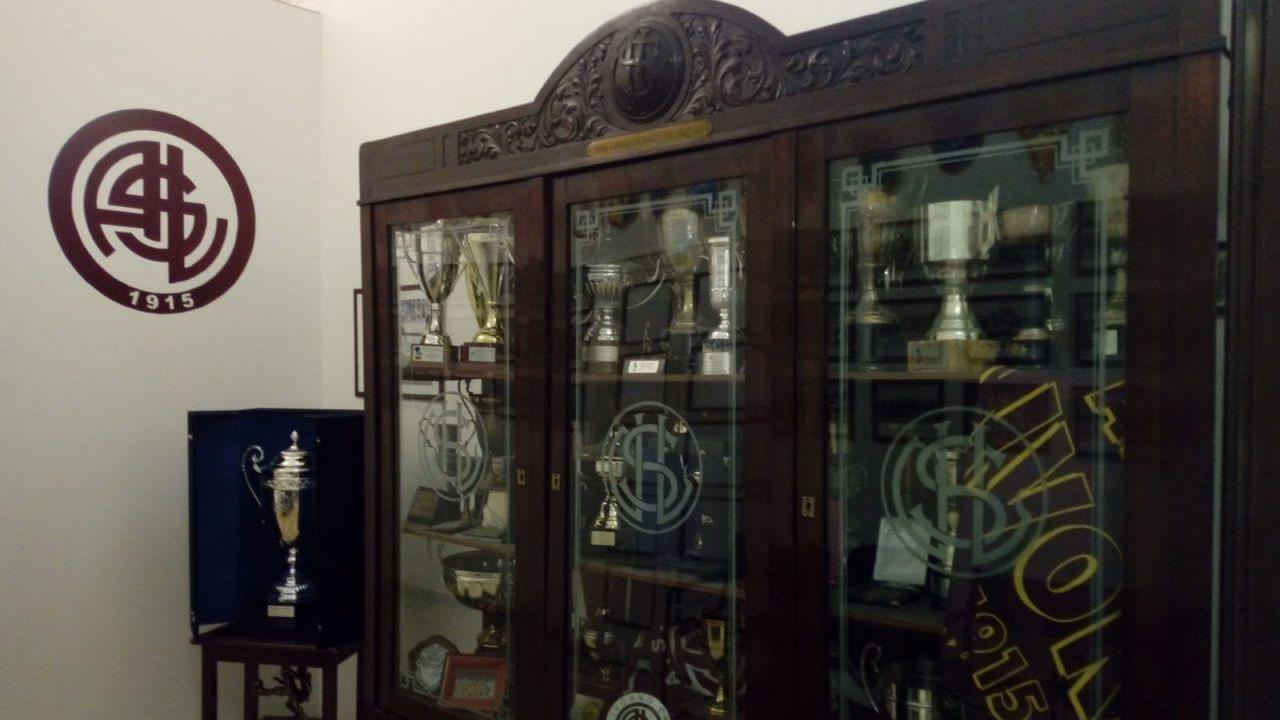 ) L’armadio a vetrina di via Indipendenza dove sono custodite le Coppe, i trofei e le targhe più importanti della storia del Livorno: nell’angolo a sinistra si nota anche la Coppa Italia di serie C vinta nel 1987