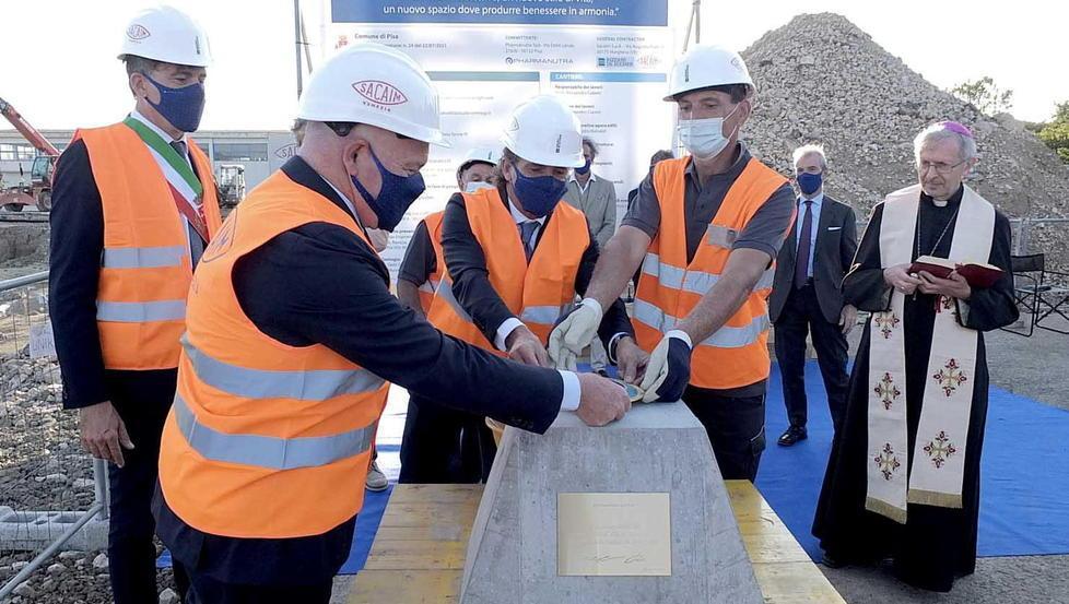 La posa della prima pietra con la benedizione dell’arcivescovo Benotto