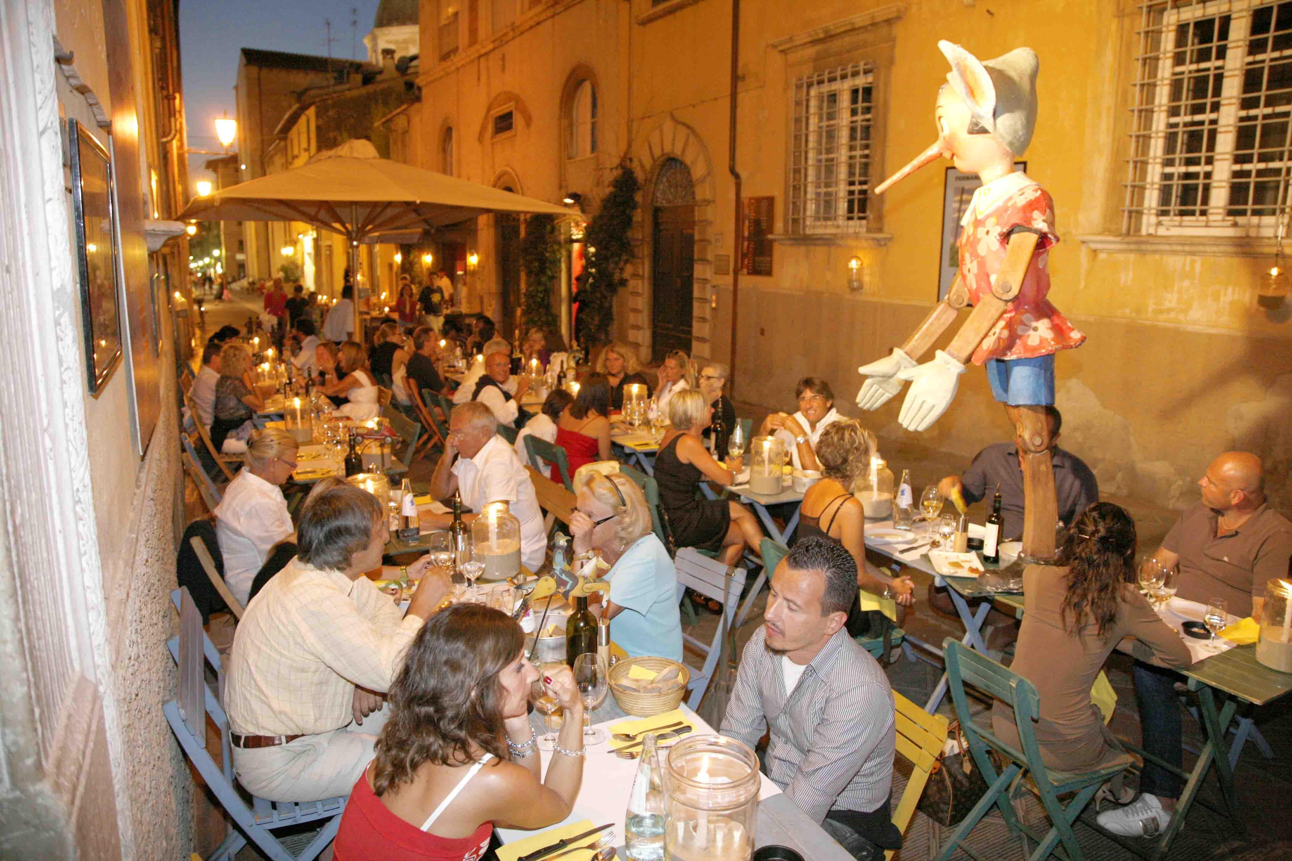 Una strada di Pietrasanta d’estate prima della pandemia (Foto d'archivio)