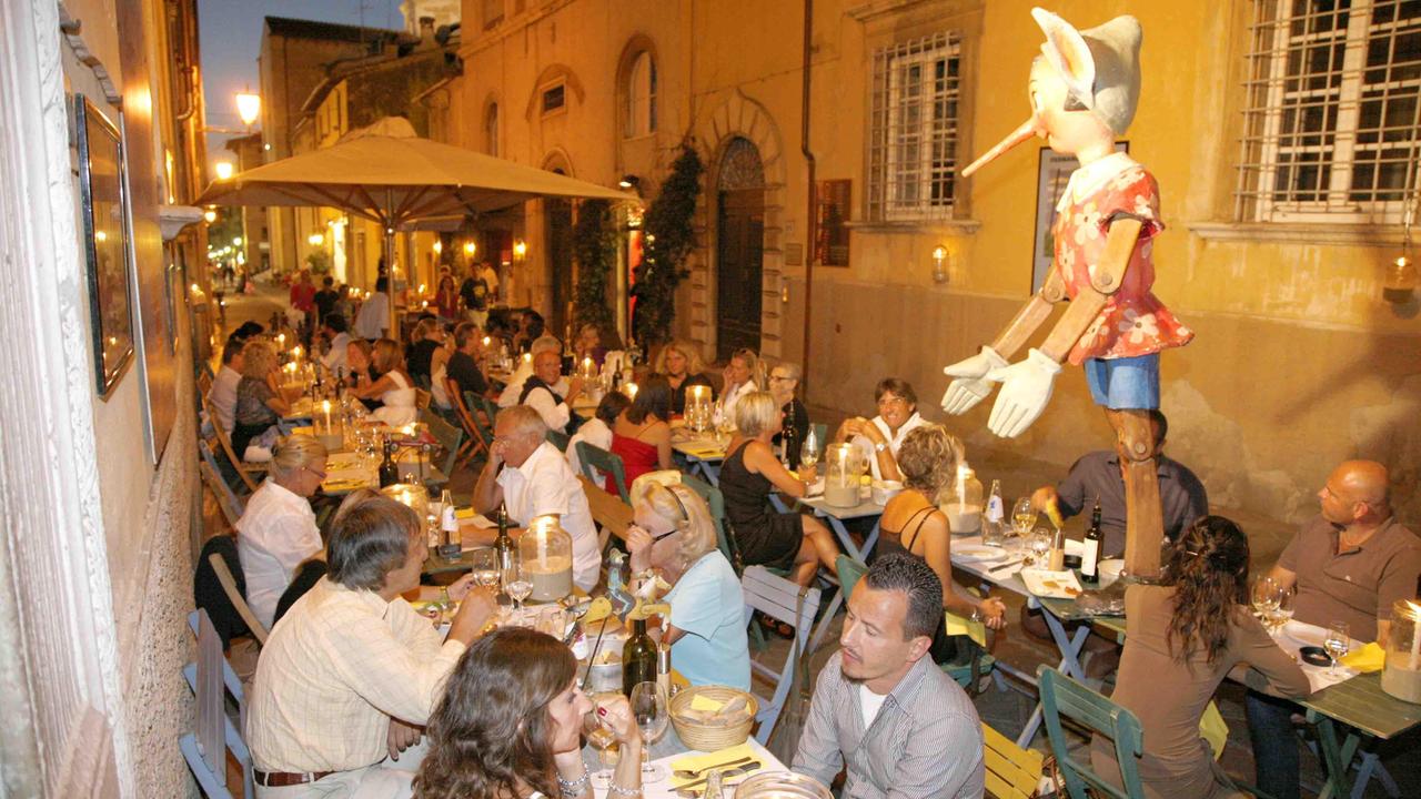 Una strada di Pietrasanta d’estate prima della pandemia (Foto d'archivio)