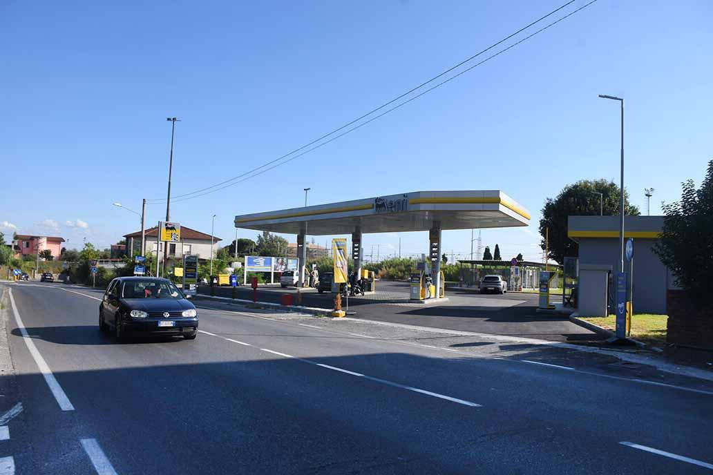 Il distributore in via Pellegrini, recentemente ristrutturato