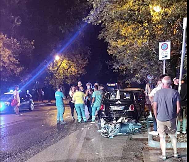 L’incidente in viale Roma (foto Angelo Iannattone)
