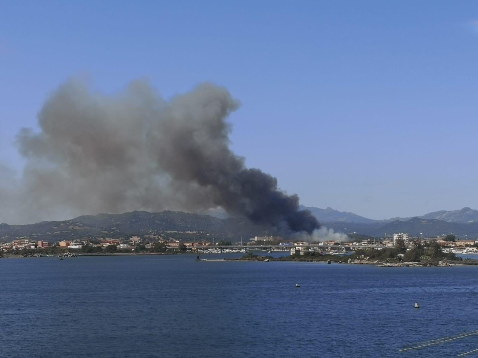 Incendio nel centro di Olbia, le fiamme nell'ex artiglieria 