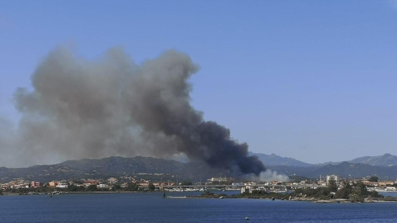 Incendio nel centro di Olbia, le fiamme nell'ex artiglieria 