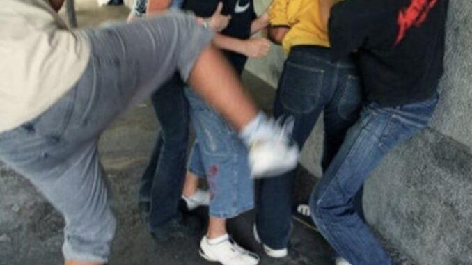 Ragazza ferita nella rissa, denunciati tre giovani