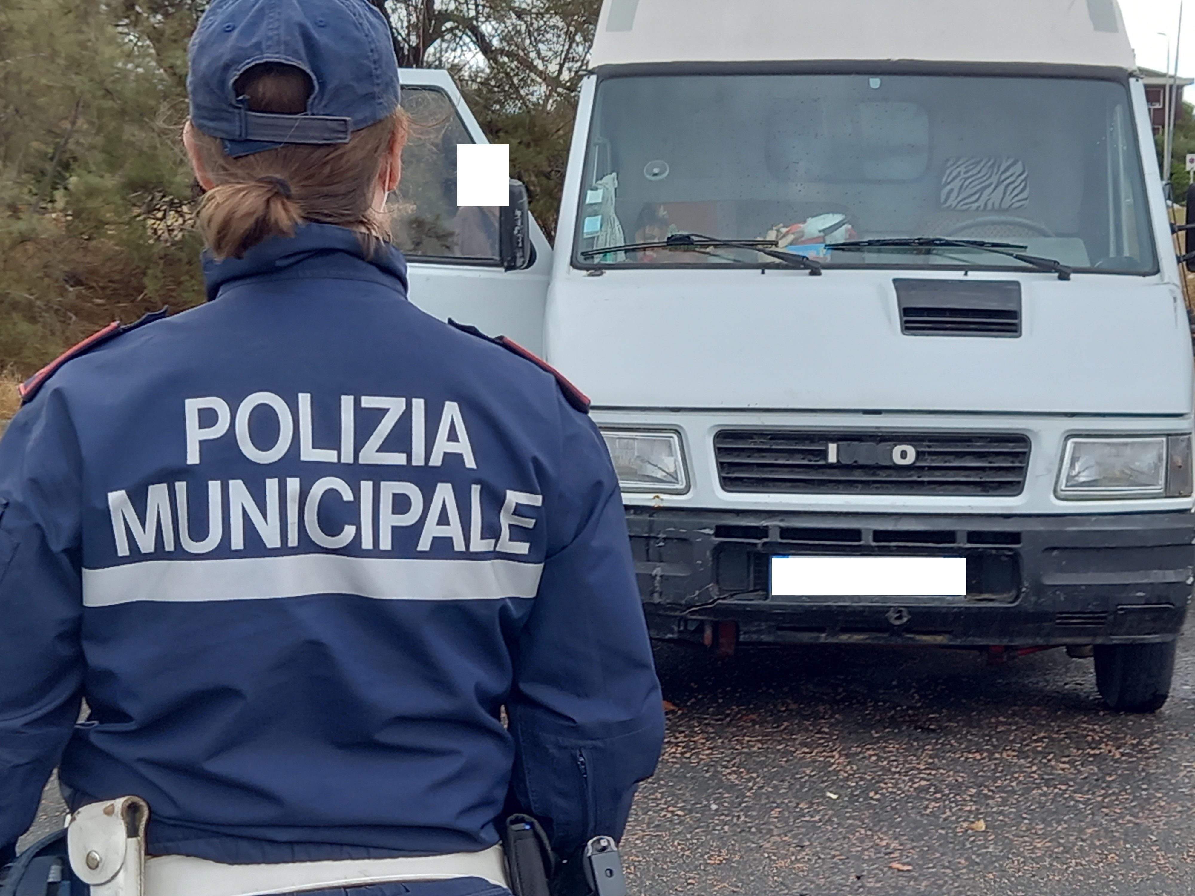 Campeggio abusivo con il camper sul viale di Antignano: multati e allontanti due giovani 