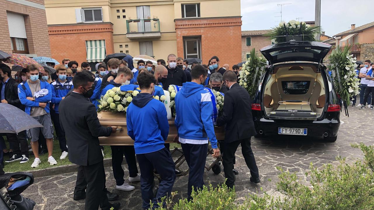 I compagni di squadra sollevano la bara di Davide Rabotti