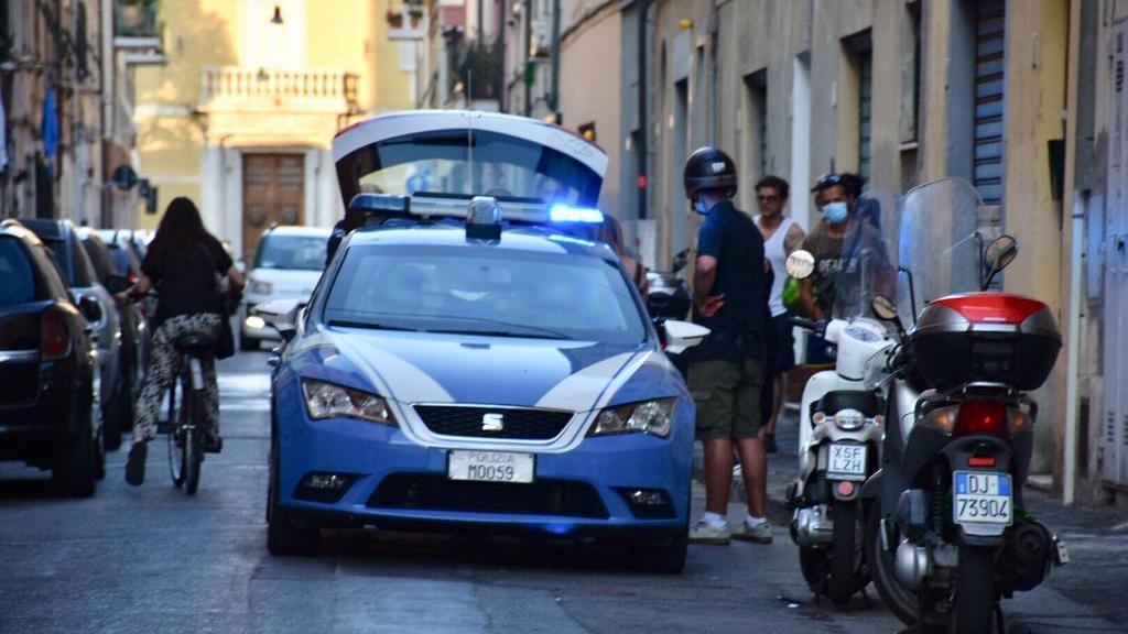 Sfonda la porta d'ingresso e ruba dal parrucchiere in corso Amedeo: fermato dalla polizia