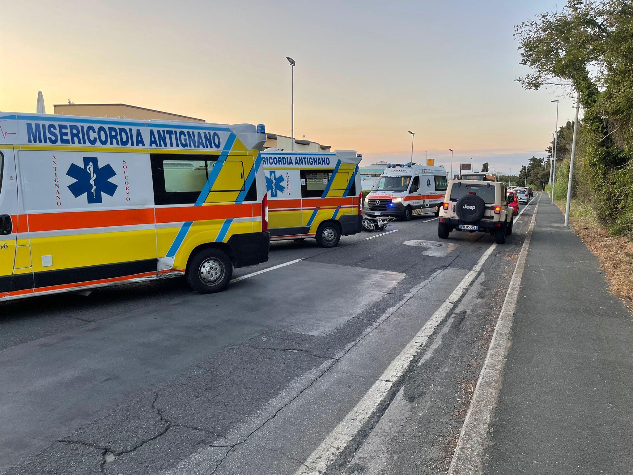 Scontro tra scooter e moto in via Mondolfi: feriti quattro giovani