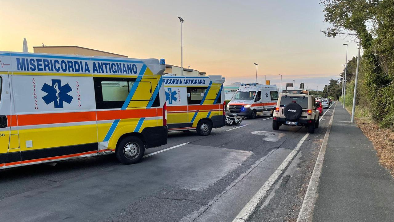 Scontro tra scooter e moto in via Mondolfi: feriti quattro giovani