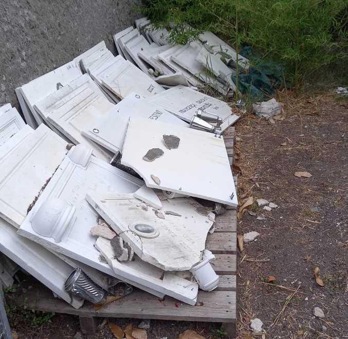 A Sorgnano lapidi cimiteriali accatastate e abbandonate