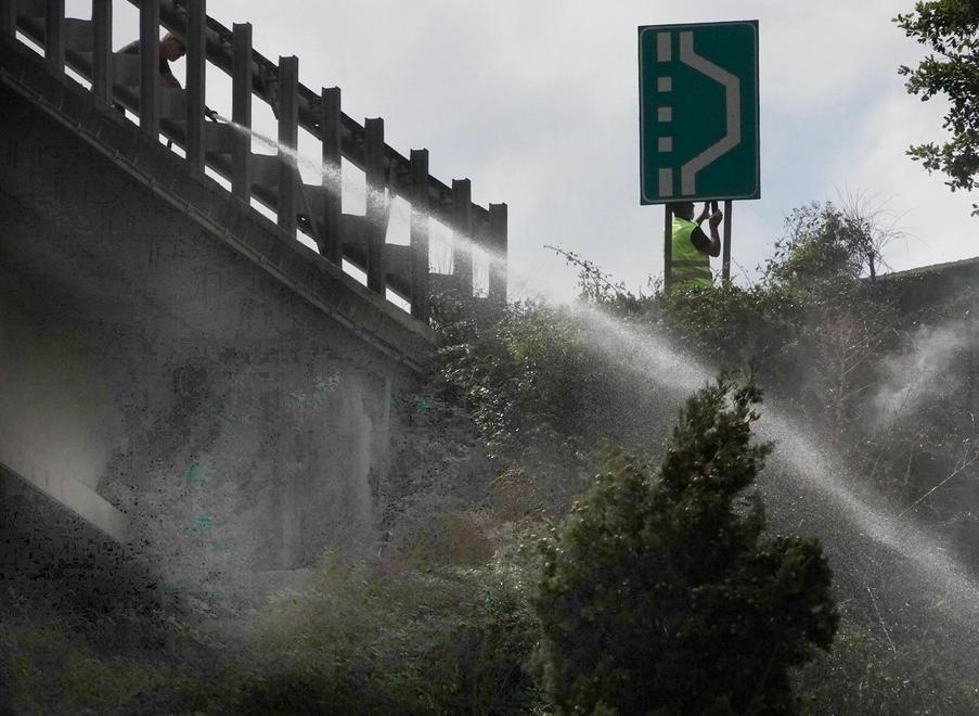 A fuoco i boschi di Piano del Quercione Bretella chiusa per ore, caos sulle strade 