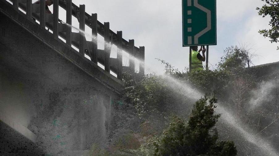 A fuoco i boschi di Piano del Quercione Bretella chiusa per ore, caos sulle strade