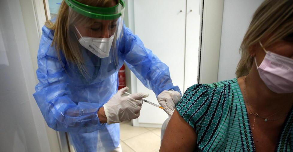 In tanti senza prenotazione Vaccini continui al Palaterme 