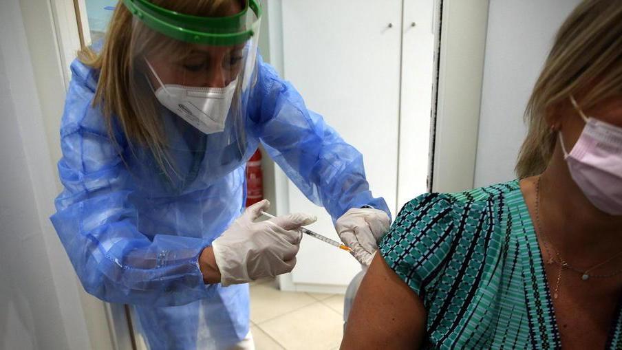 In tanti senza prenotazione Vaccini continui al Palaterme