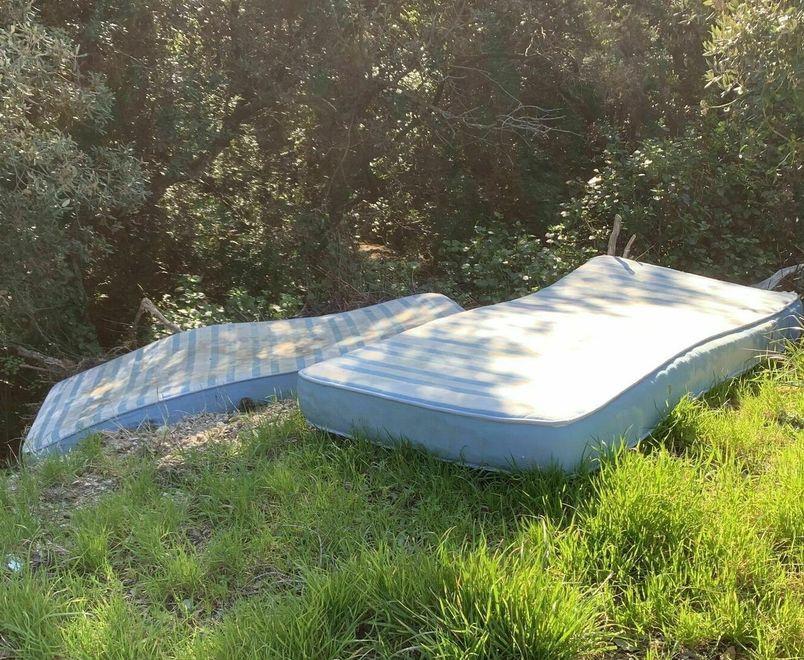 L’estate degli incivili deturpa l’isola d’Elba Il Cai: «Tonnellate di rifiuti nel verde» 