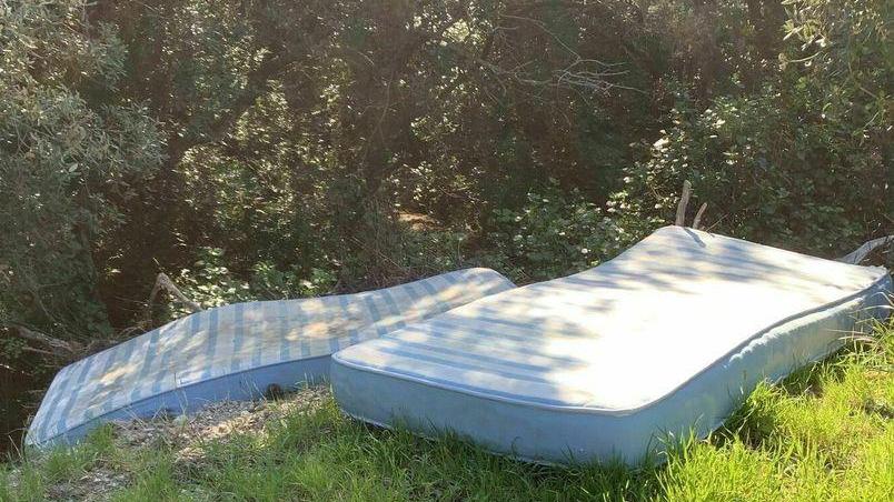 L’estate degli incivili deturpa l’isola d’Elba Il Cai: «Tonnellate di rifiuti nel verde»